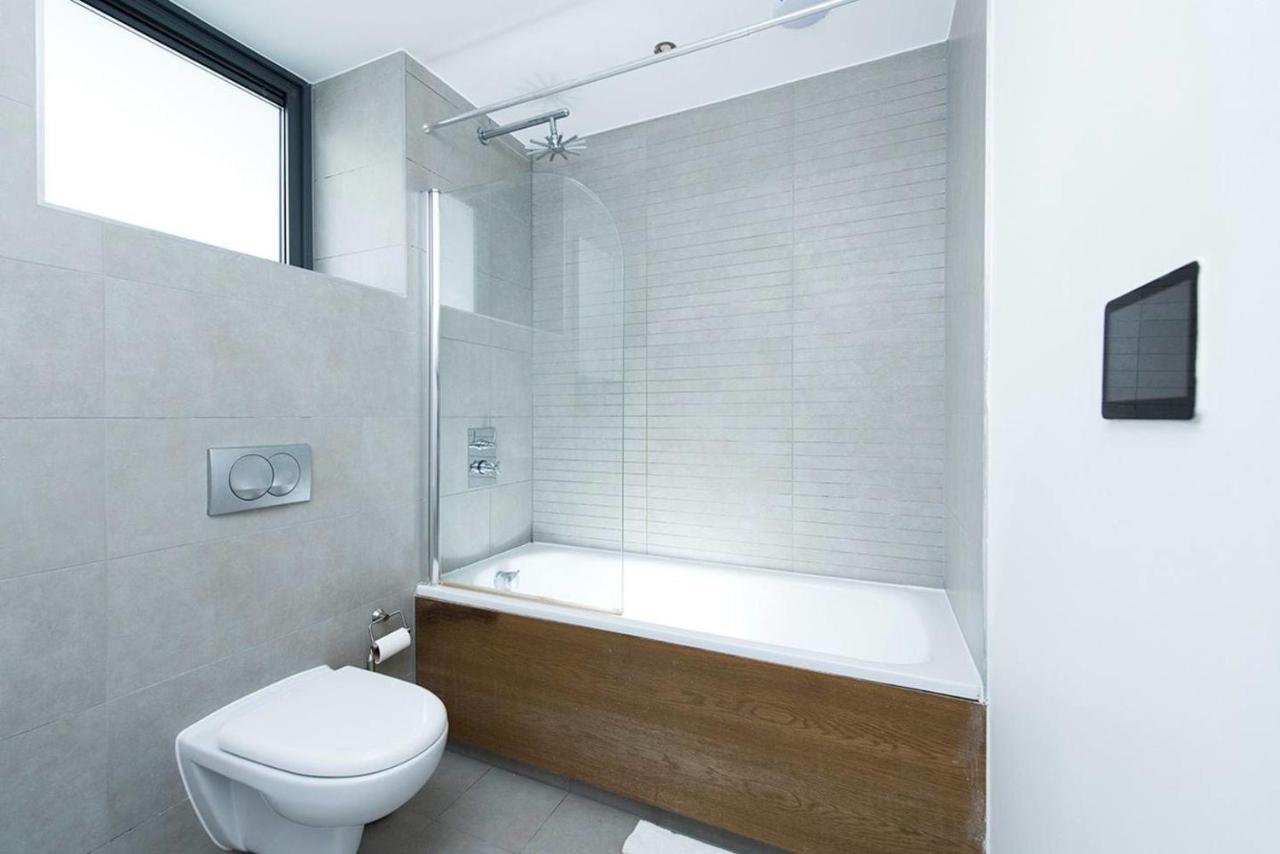 Stylish 2 Bedroom Flat With Balcony In London Bagian luar foto
