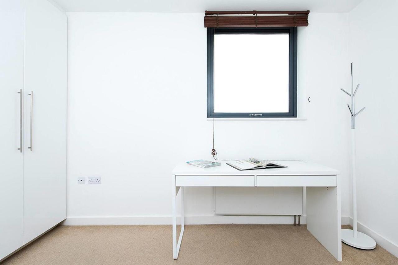 Stylish 2 Bedroom Flat With Balcony In London Bagian luar foto