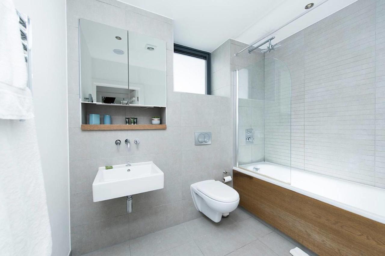 Stylish 2 Bedroom Flat With Balcony In London Bagian luar foto