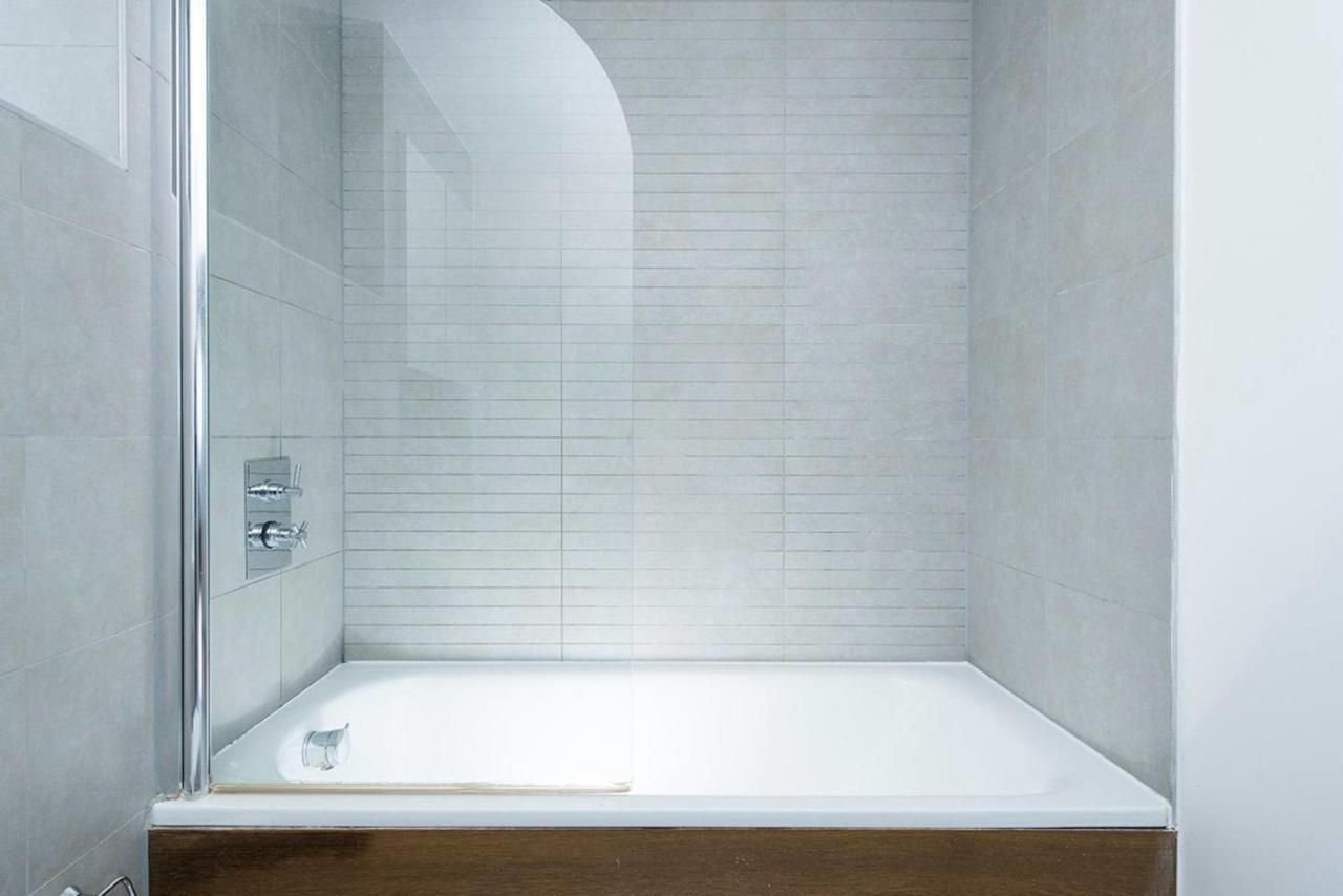 Stylish 2 Bedroom Flat With Balcony In London Bagian luar foto