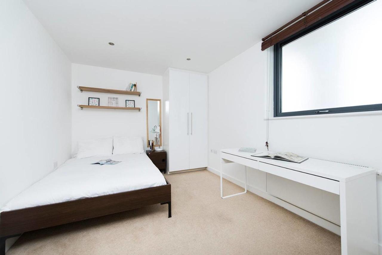 Stylish 2 Bedroom Flat With Balcony In London Bagian luar foto