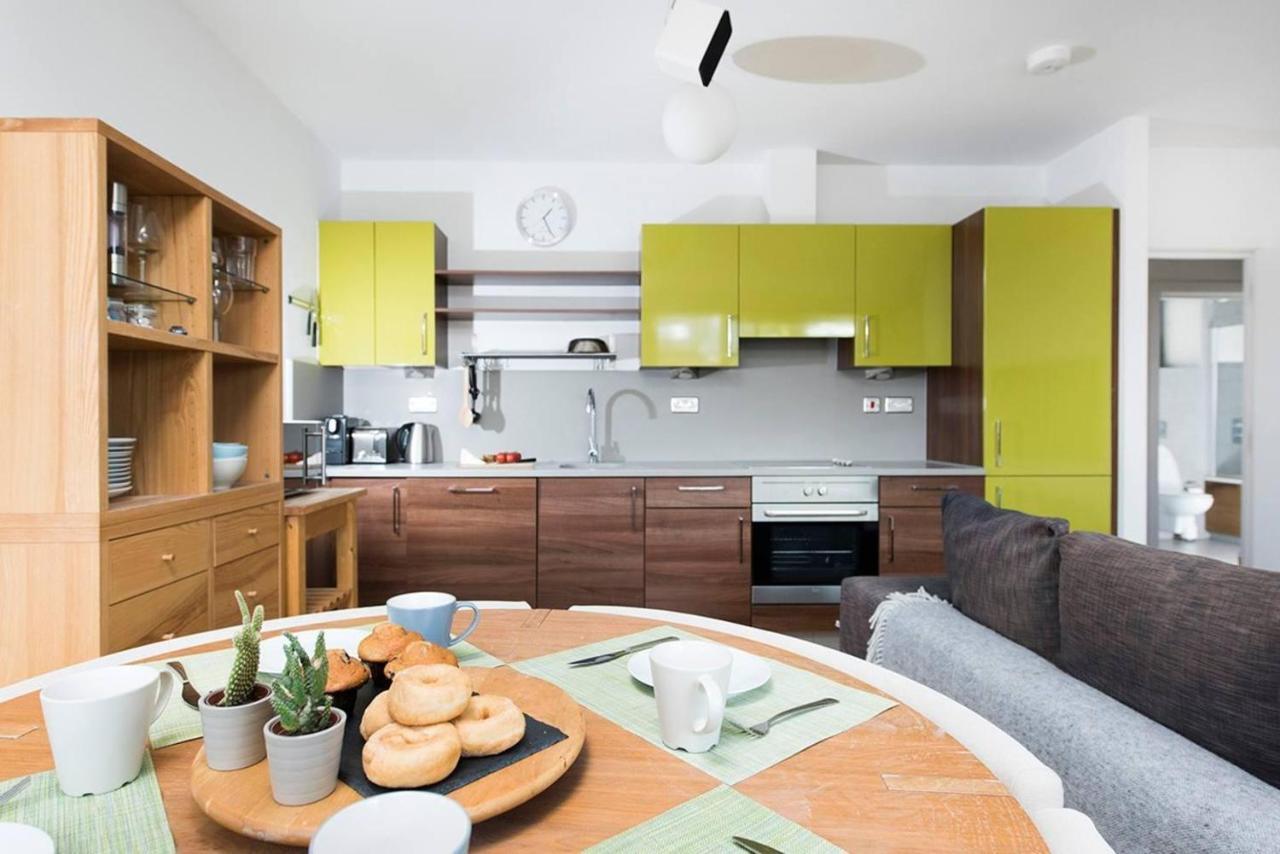 Stylish 2 Bedroom Flat With Balcony In London Bagian luar foto