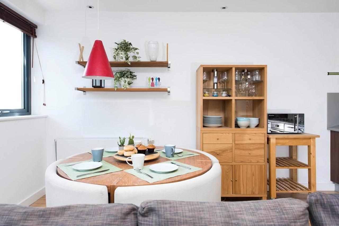 Stylish 2 Bedroom Flat With Balcony In London Bagian luar foto